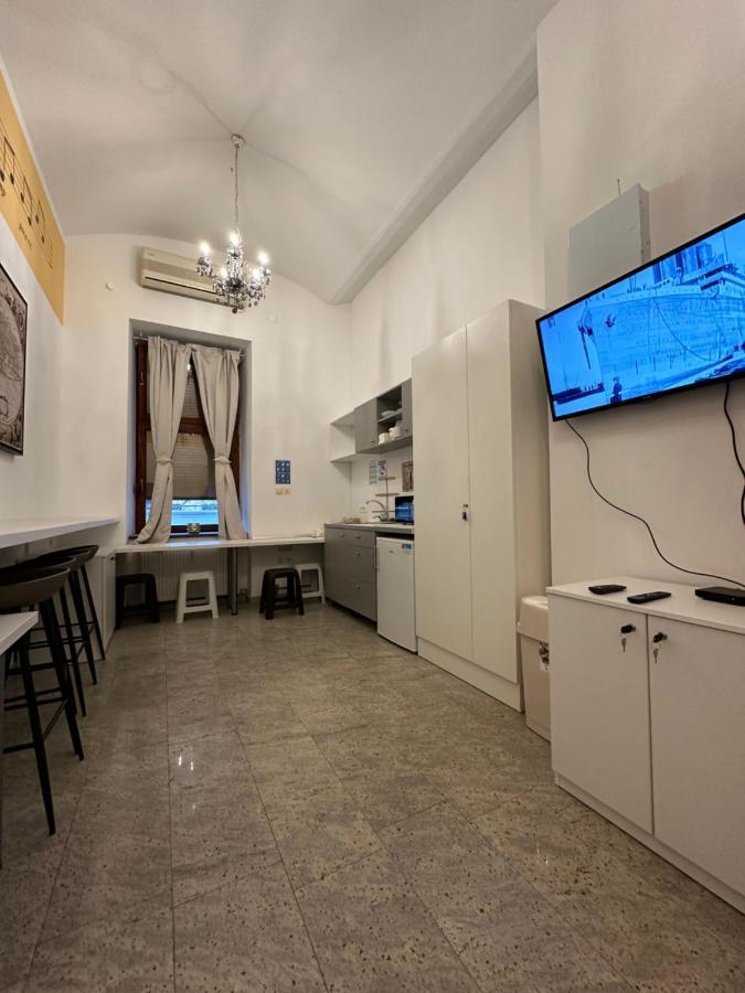 Hostel Opera Ljubljana Exteriör bild